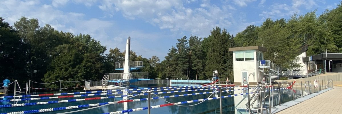 Das Freibad in Totalaufnahme