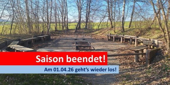 Blick auf den Grillplatz in Oberseelbach, davor ein Schriftbalken, auf dem in weißer Schrift auf rotem Grund steht "Saison beendet"