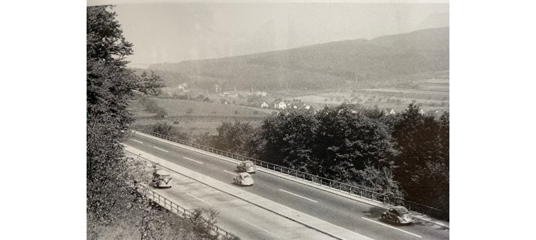 Historisches schwarz-weiß-Foto einer Autobahn