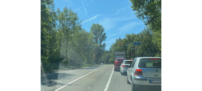 Blick durch die Winschutzscheibe eines Autos auf die Straße