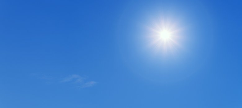 Sonne am blauen Himmel
