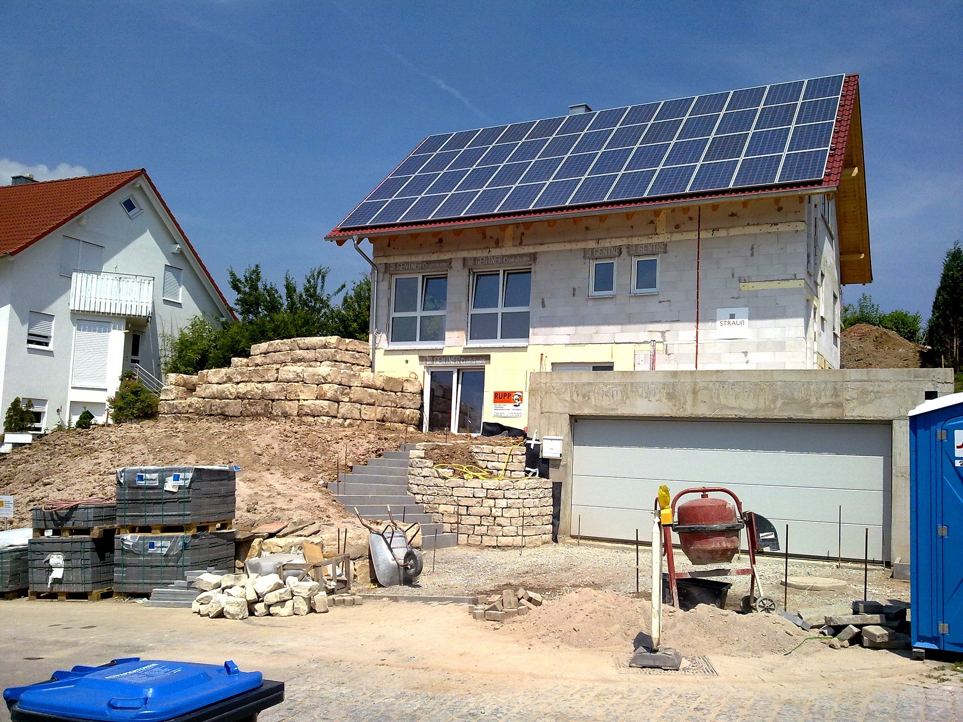 Symbolbild - Solaranlage auf einem Hausdach