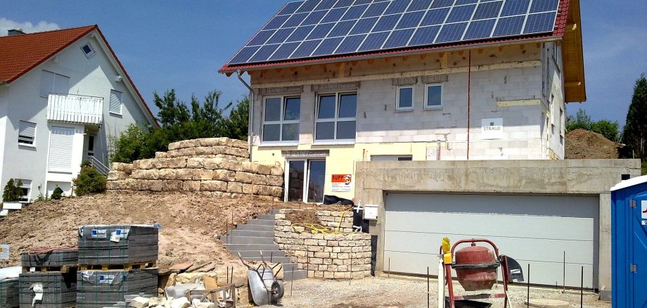 Symbolbild - Solaranlage auf einem Hausdach