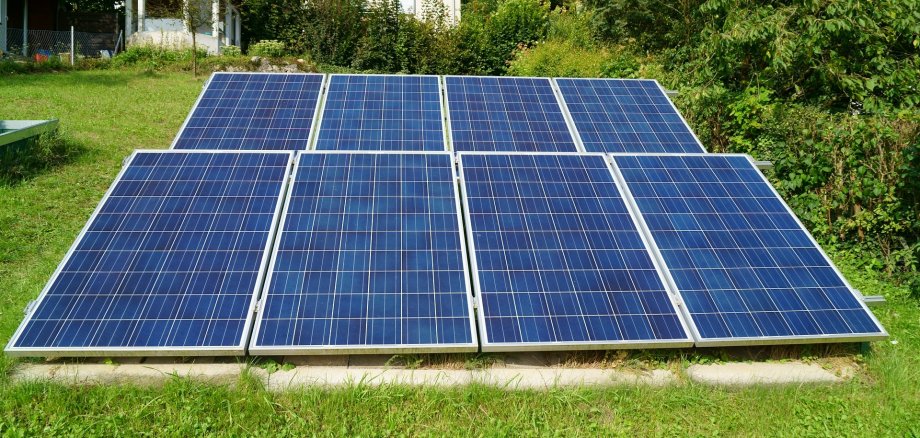 Photovoltaik-Anlage in einem Garten