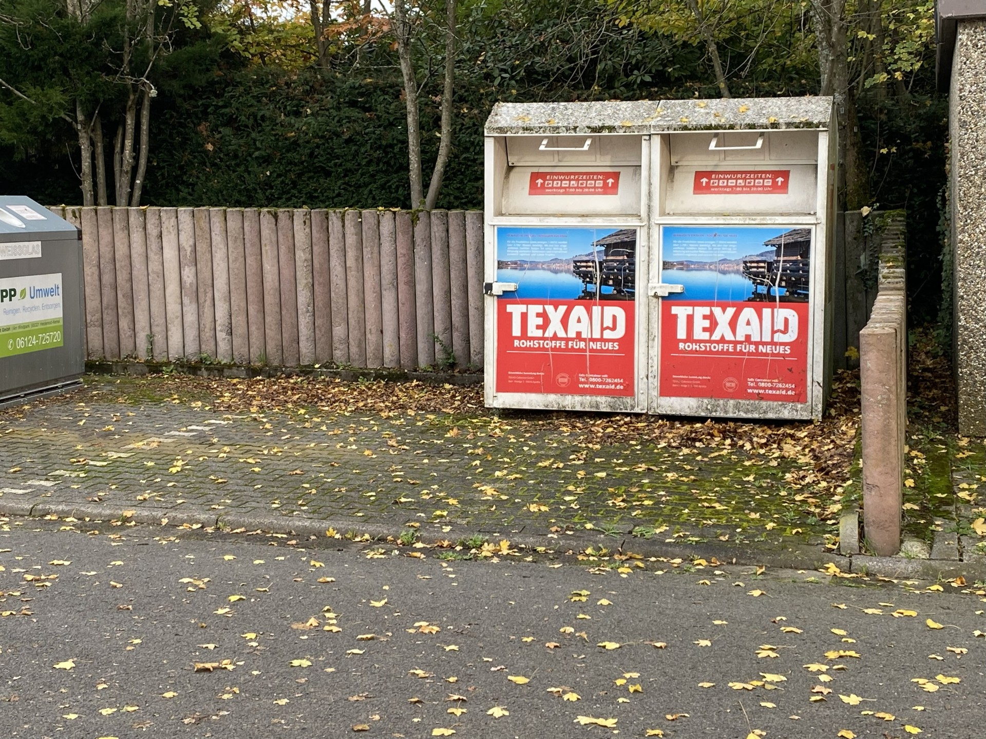 Zwei Kleidercontainer mit dem Aufdruck der Firma Texaid