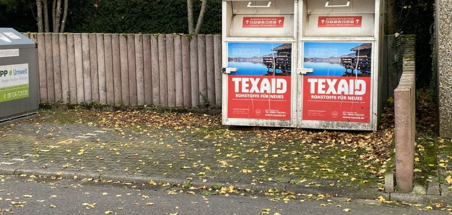Zwei Kleidercontainer mit dem Aufdruck der Firma Texaid