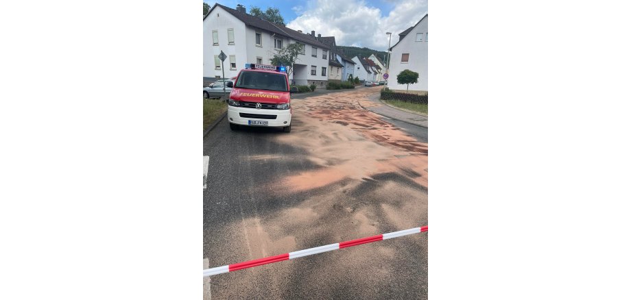 Feuerwehrfahrzeug auf einer Straße