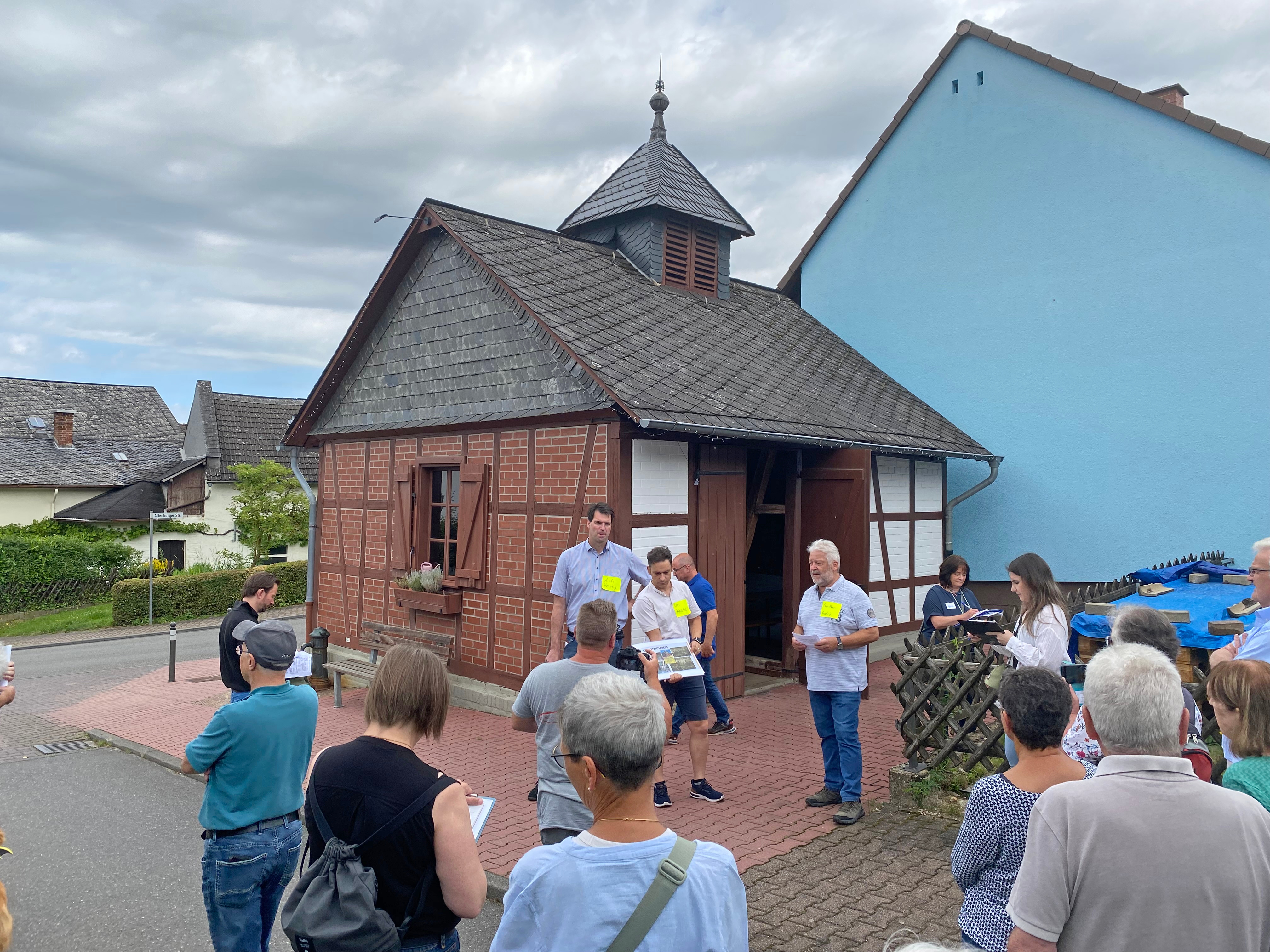 Eine Gruppe von Menschen vor einem historischen Fachwerkgebäude
