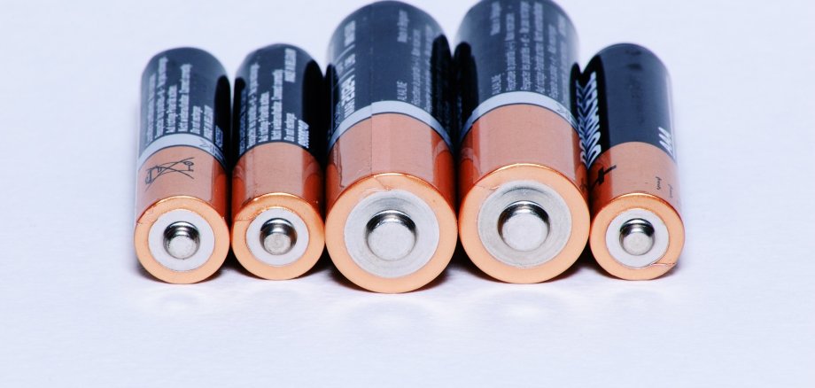 Fünf Batterien, die in einer Reihe nebeneinander liegen