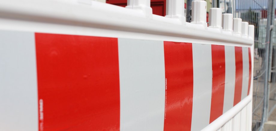 Eine rot-weiße Absperrung