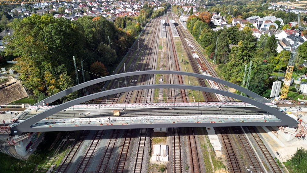 Blick auf die Eisenbahnbrücke