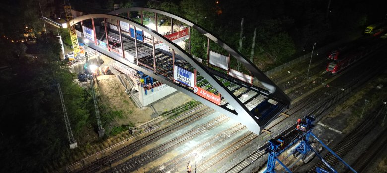 Eine Brückenbaustelle bei Nacht