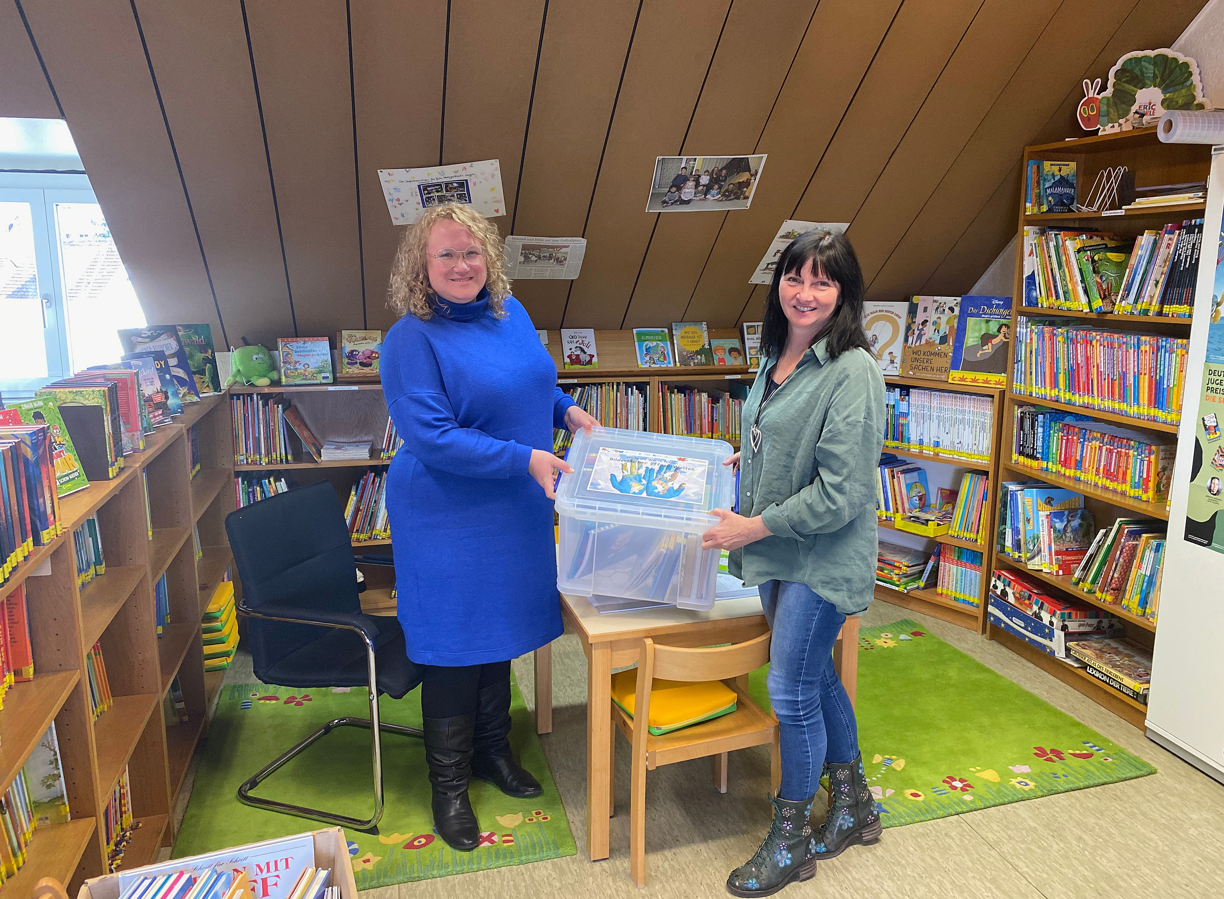 Büchereileiterin Madeleine Fay übergibt die Bücherbox an Kira Malcherowitz