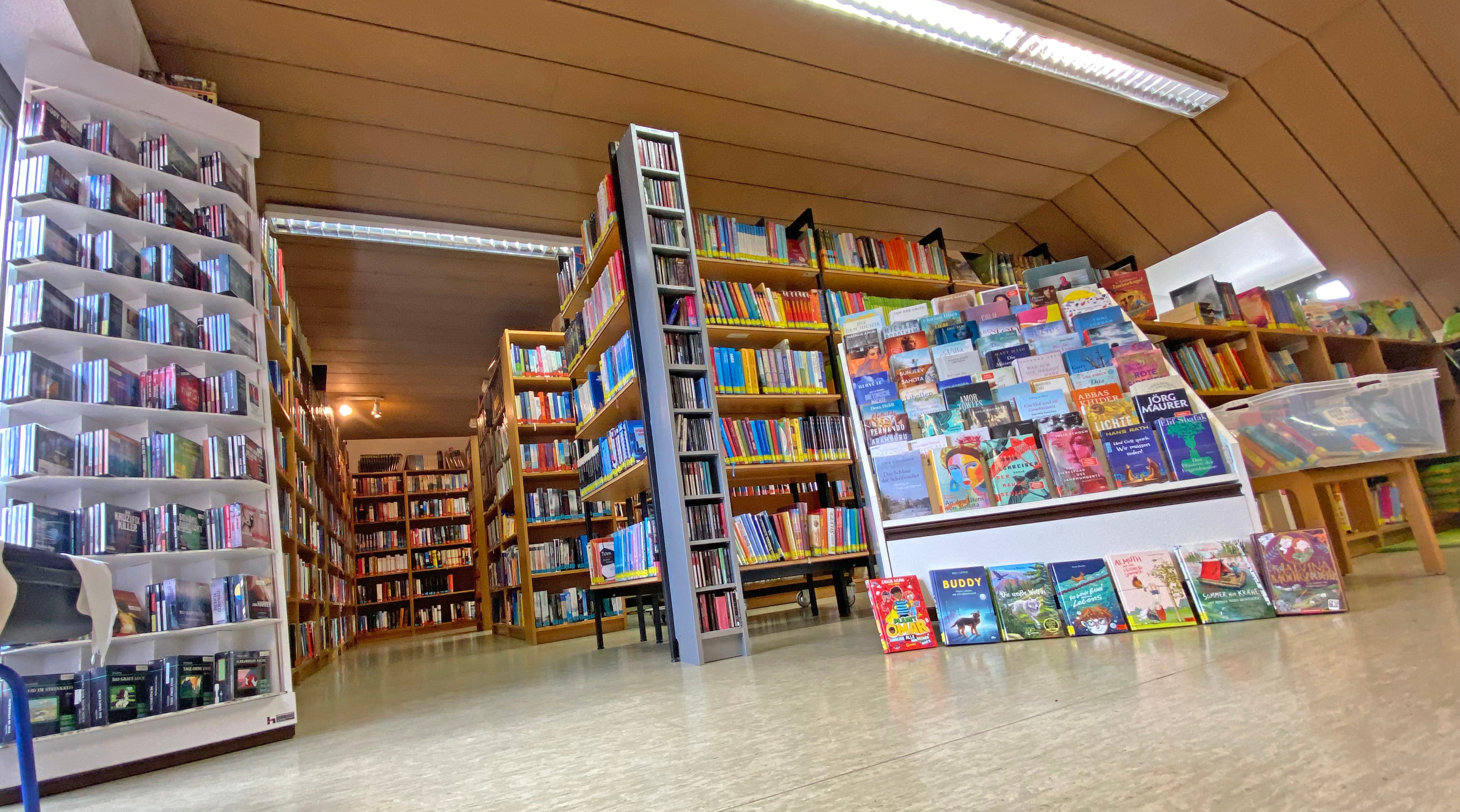 Blick auf die Regale der Gemeindebücherei