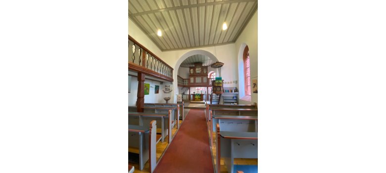 Innenraum einer gotischen Kirche, Blick auf den Chorraum mit Altar