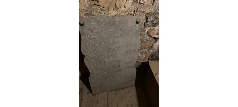 Steintafel mit mehreren eingravierten Namen