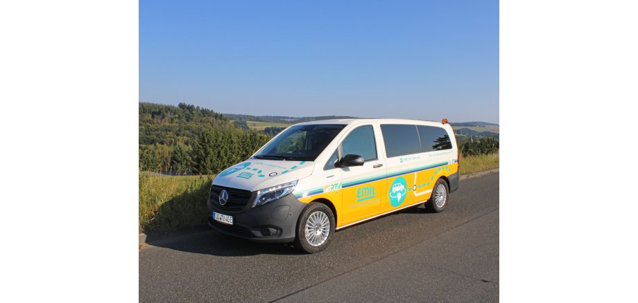 Ein EMIL-Kleinbus auf einer Straße