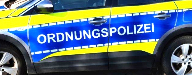 Schriftzug "Ordnungspolizei" auf einem Fahrzeug