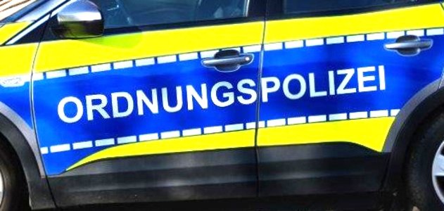 Schriftzug "Ordnungspolizei" auf einem Fahrzeug