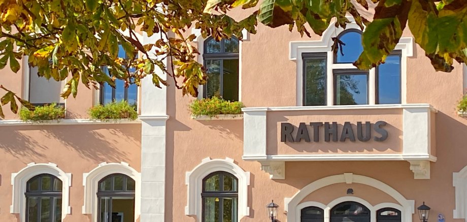 Blick auf das Portal des Niedernhausener Rathauses mit Herbstlaub am Bildrand
