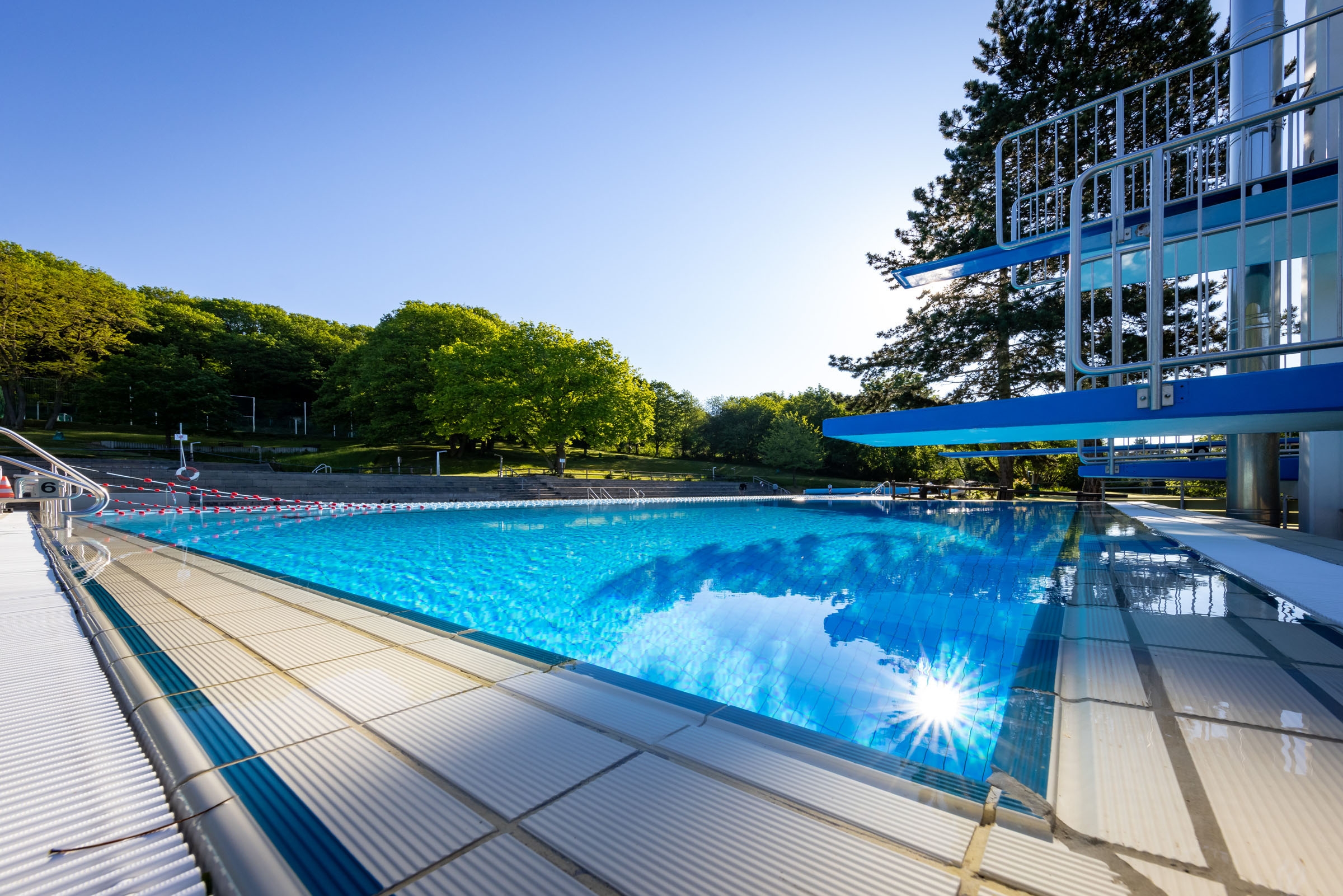 Blick auf ein Schwimmbecken.