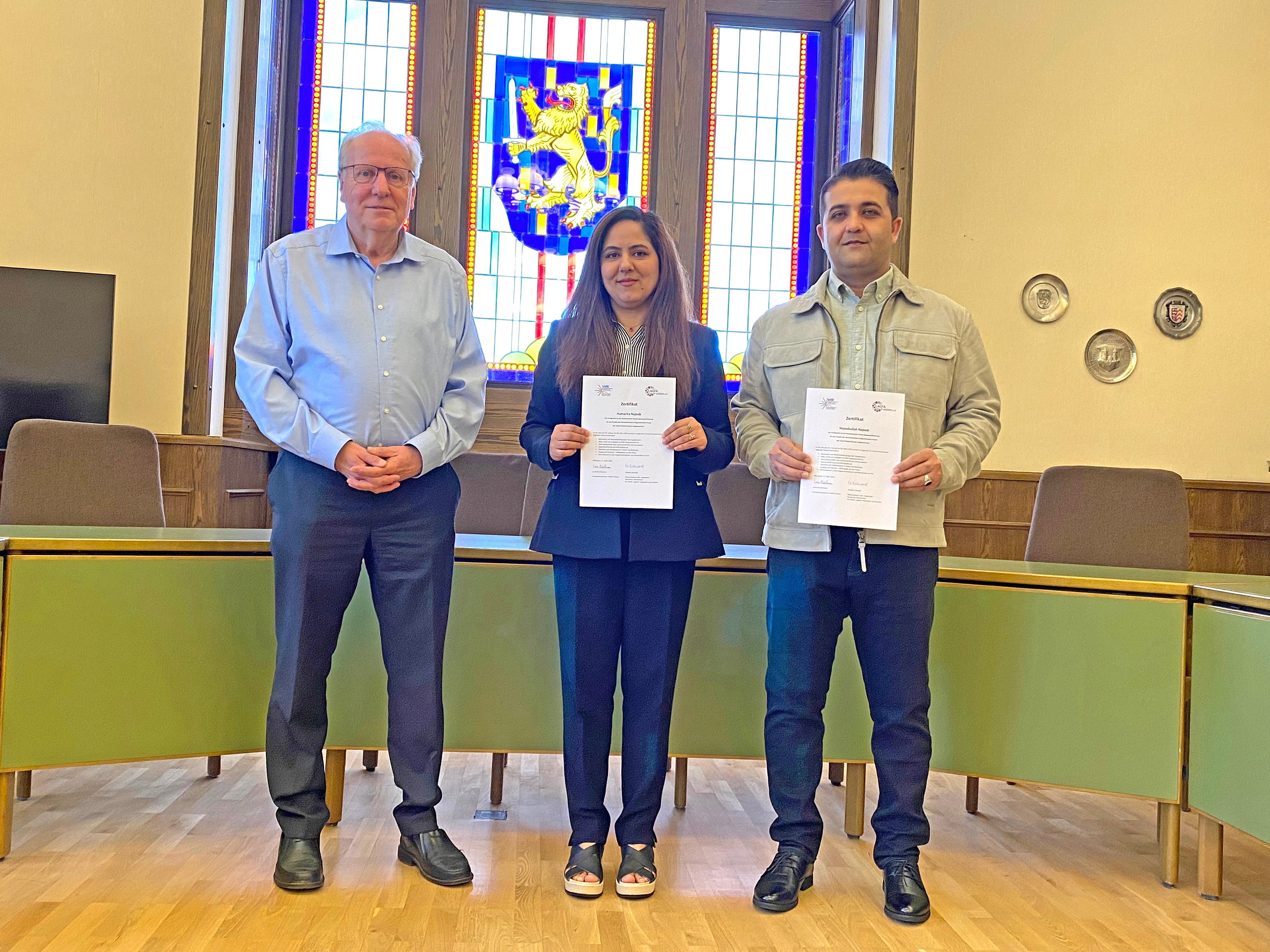 Der Erste Beigeordnete Dr. Norbert Beltz mit den neuen Integrationslotsen Humaira und Najeebullah Najeeb