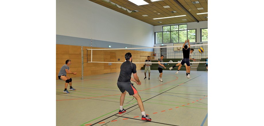 Volleyballspiel in einer Sporthalle