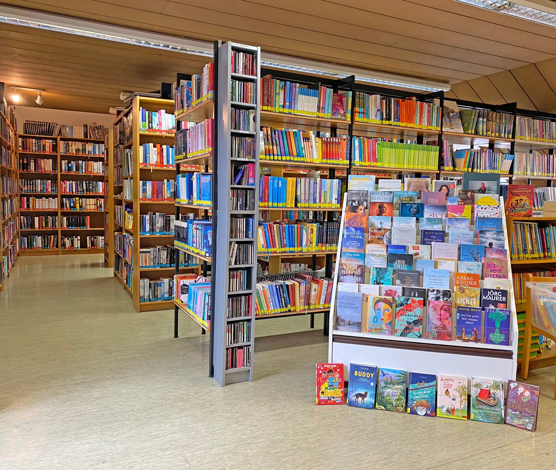 Blick auf einen Raum mit mehreren Bücherregalen