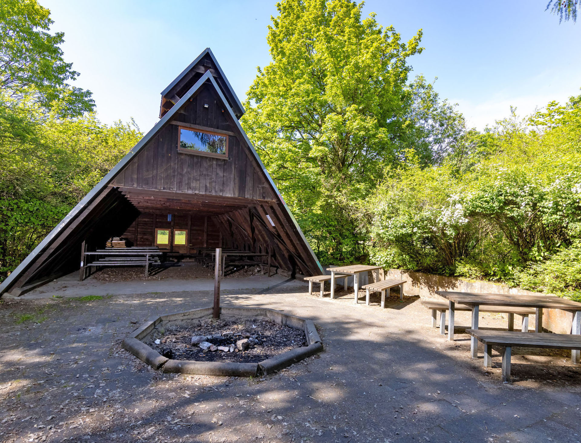Eine Grillhütte mit Bänken und einer Feuerstelle