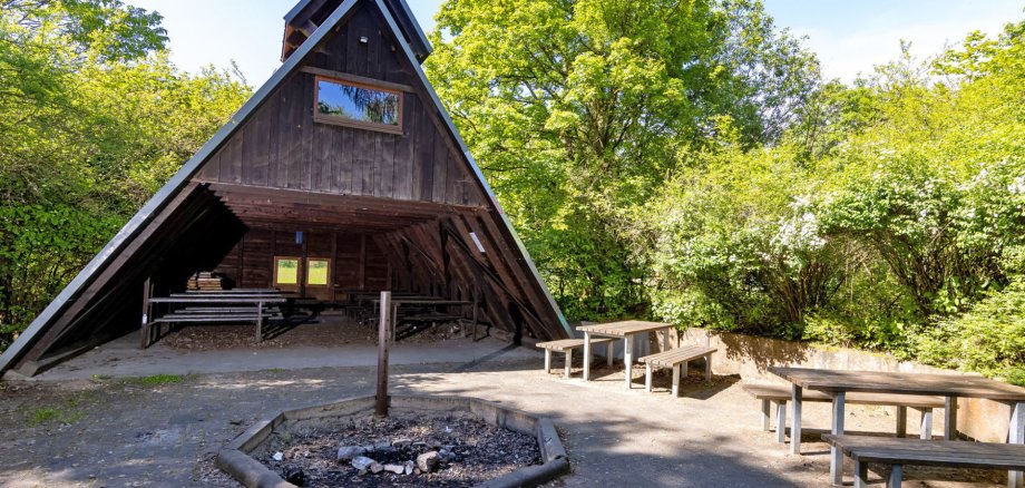 Eine Grillhütte mit Bänken und einer Feuerstelle