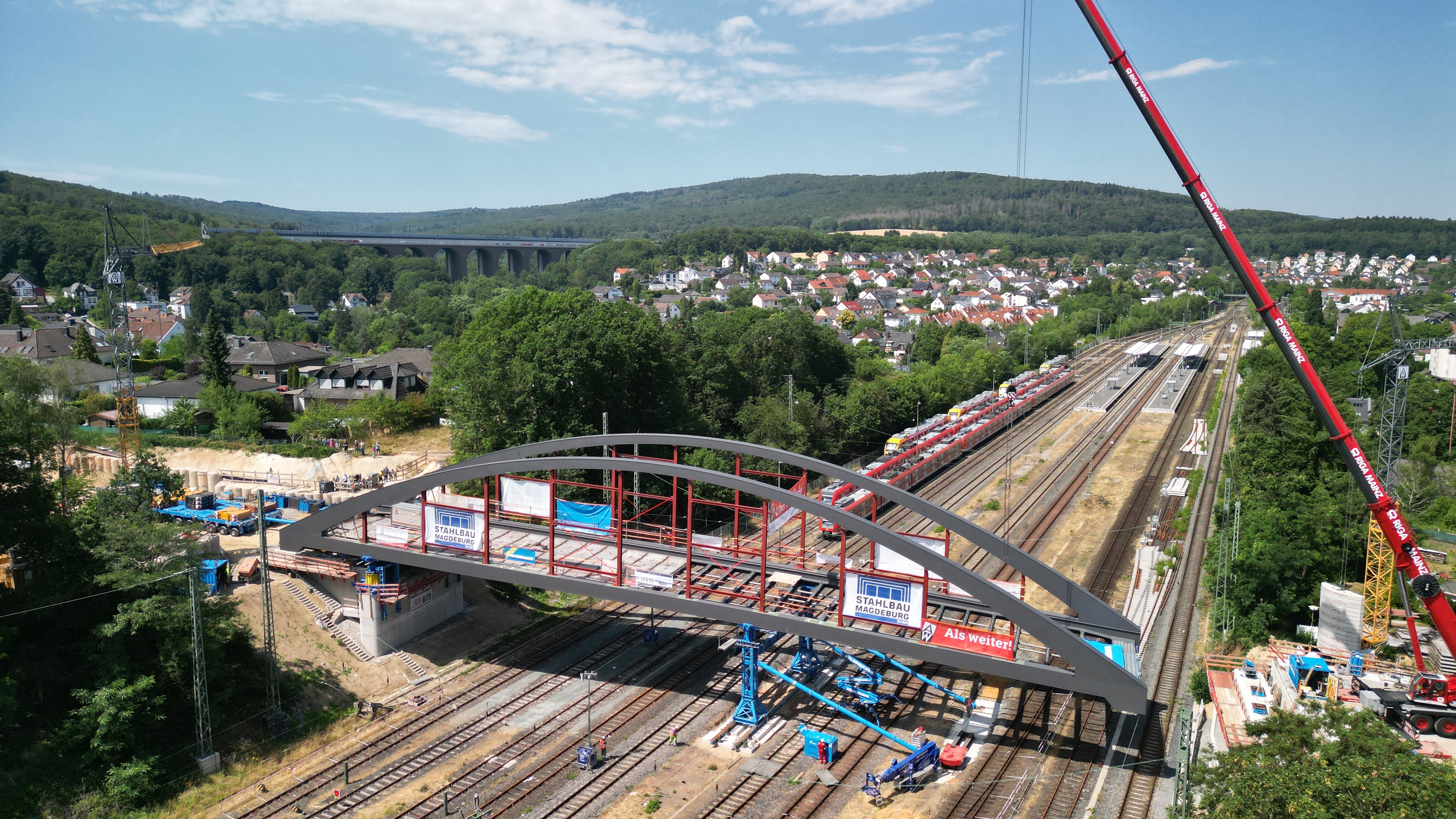 Bau einer Brücke über Bahngleise