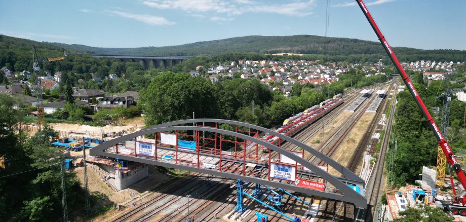 Bau einer Brücke über Bahngleise