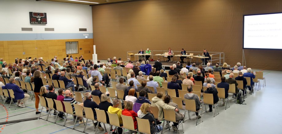 Versammlung in einer Turnhalle