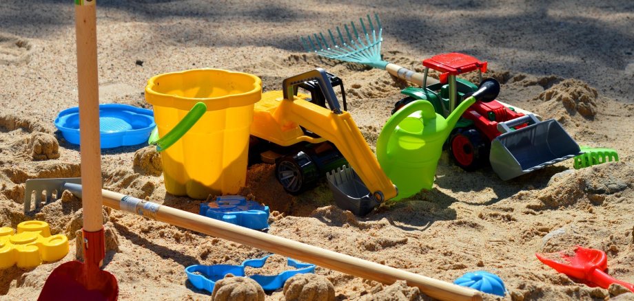 Spielzeug in einem Sandkasten
