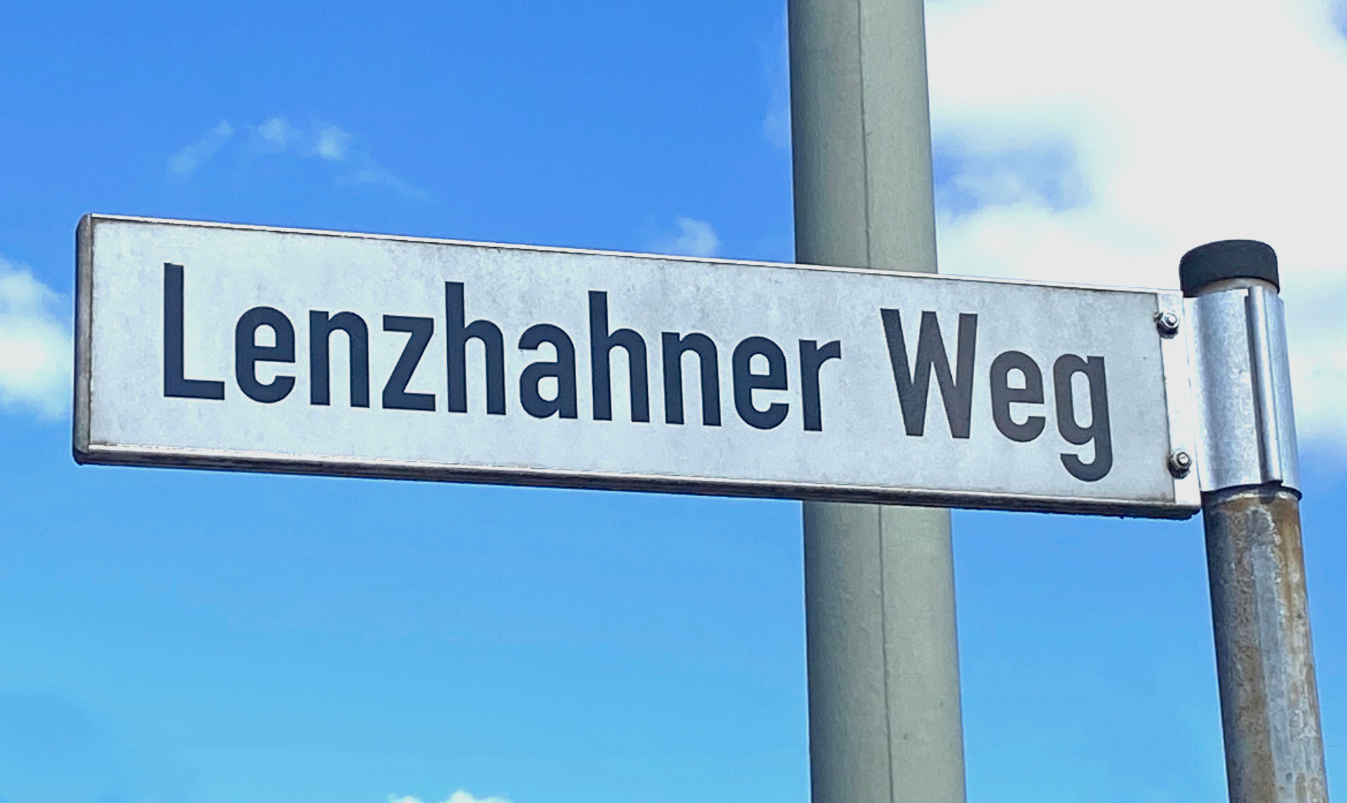 Ein Straßenschild mit der Auschrift "Lenzhahner Weg"