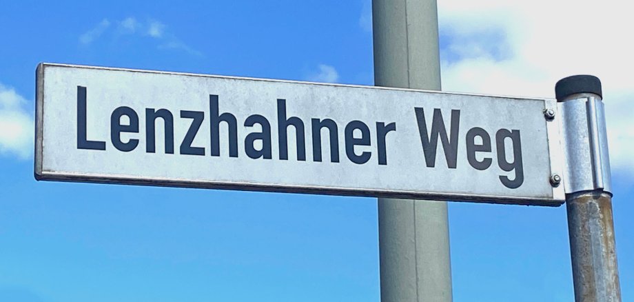 Ein Straßenschild mit der Auschrift "Lenzhahner Weg"