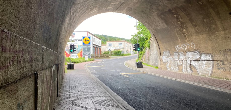 Blick durch einen Tunnel auf eine Straße