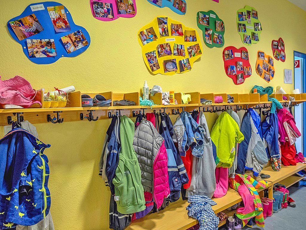 Garderobe im Flur einer Kita