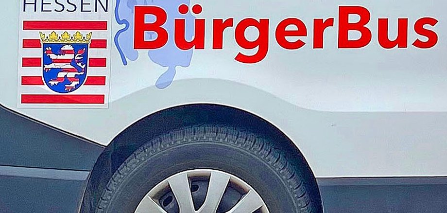 Seitenansicht eines Kleinbuses, auf dem die Worte "Bürger Bus" und das Hessen-Logo zu sehen sind.