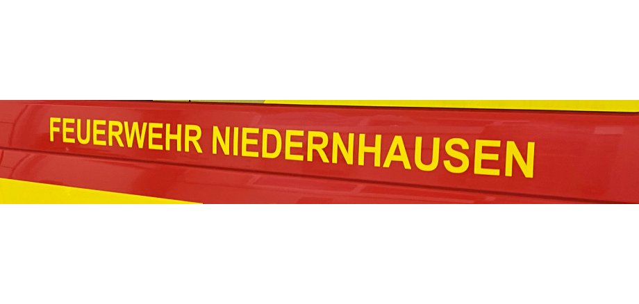Schriftzug "Feuerwehr Niedernhausen" auf einem Fahrzeug