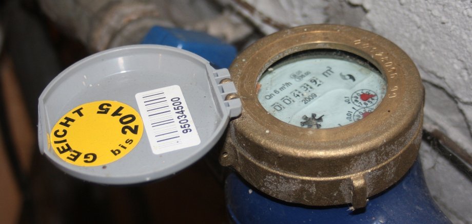 Ein aufgeklappter Wasserzähler