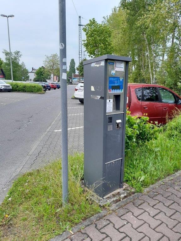 Ein Parkscheinautomat mit Kratzspuren an der Vorderseite