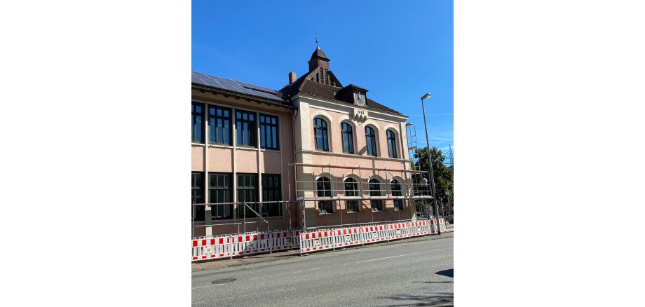 Das Niedernhausener Rathaus mit Gerüst