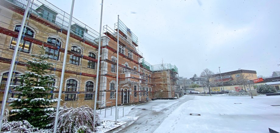 Das Niedernhausener Rathaus im Schnee