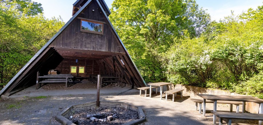 Eine Grillhütte mit Feuerstelle