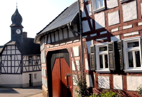 Eine Dorfstraße mit Fachwerkhäusern