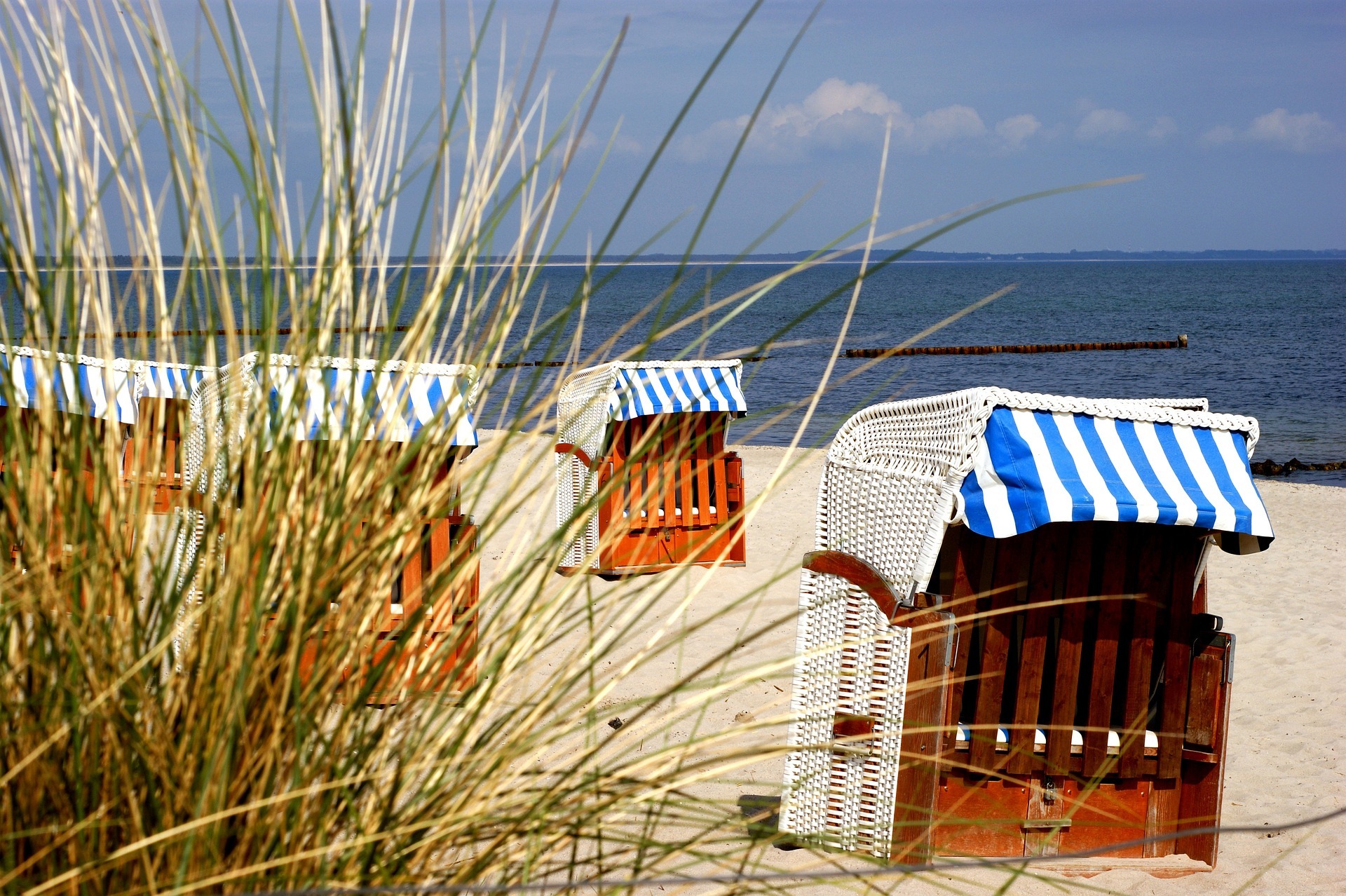 Ein sonniger Strand mit Strandkörben