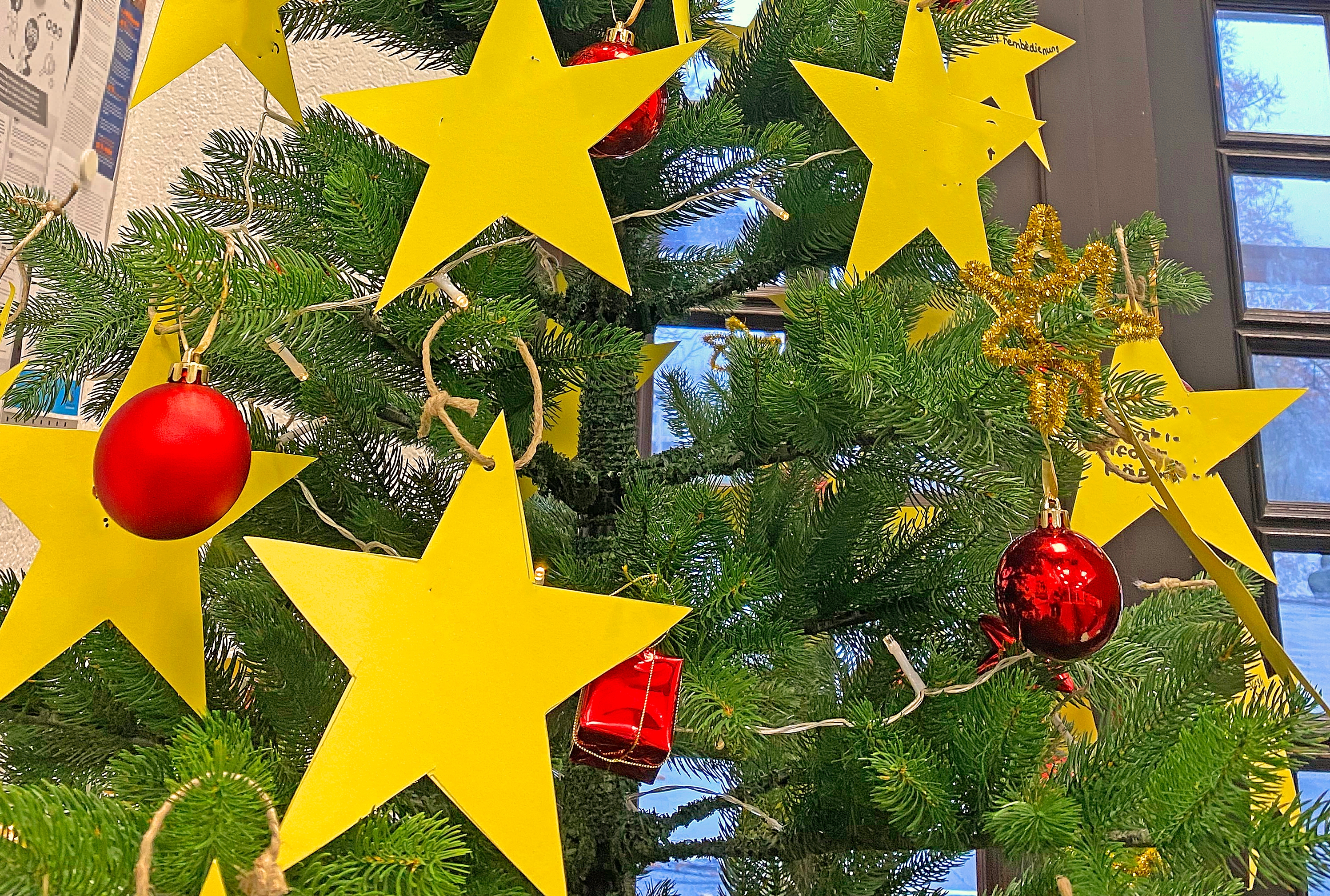 Sterne und Kugeln an einem Weihnachtsbaum