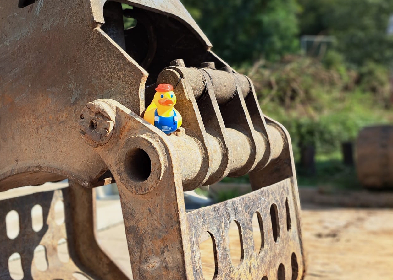 Quietscheente auf Baggerschaufel